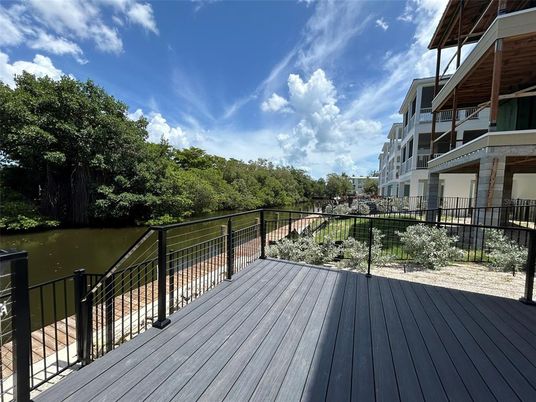 Exterior, Lake