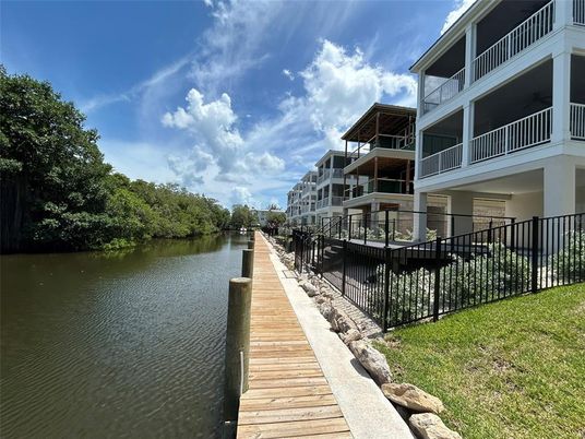 Exterior, Lake