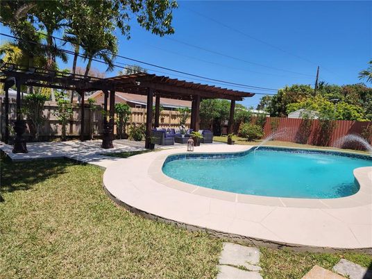 Exterior, Pool