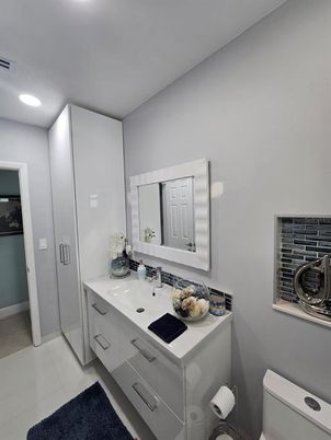 Bathroom, Interior, Recessed Lighting