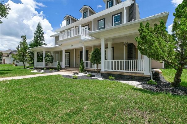 Exterior, Facade, American Foursquare
