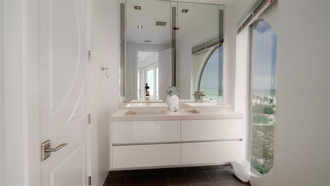 Bathroom, Dual Sink Vanities, Interior, Recessed Lighting