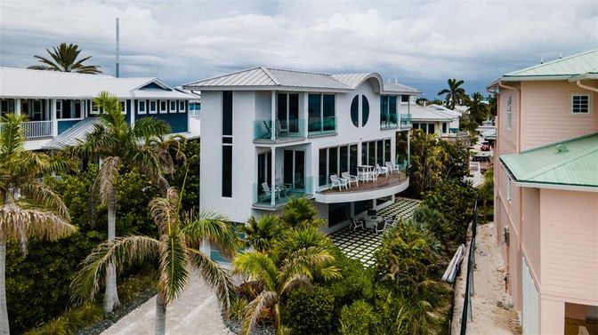 Exterior, Facade, Modern