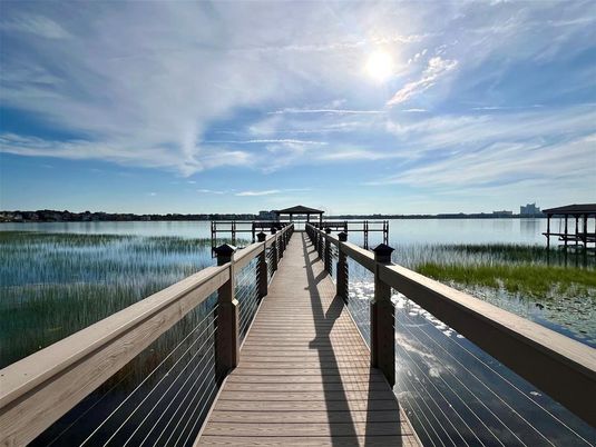 Exterior, Lake