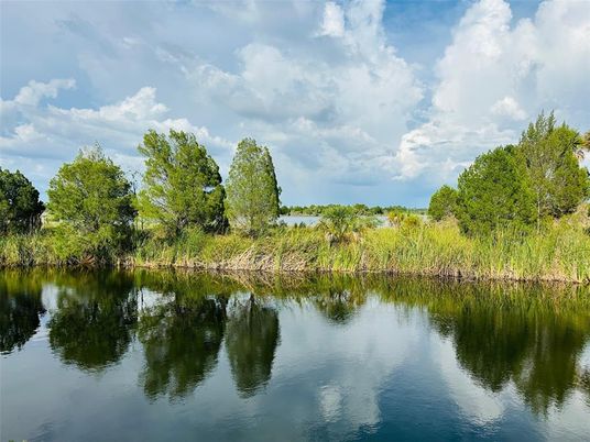 Exterior, Lake
