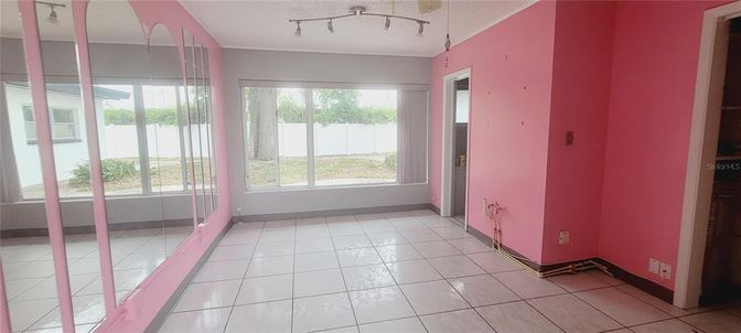 Empty room, Interior