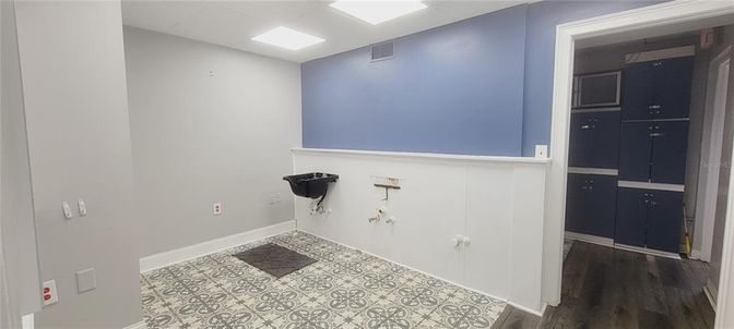 Interior, Recessed Lighting, Wood Texture Flooring