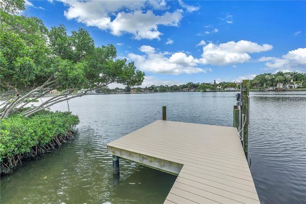 Exterior, Lake