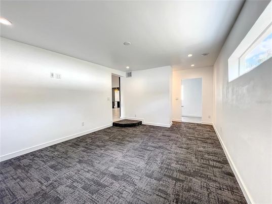 Empty room, Interior, Recessed Lighting