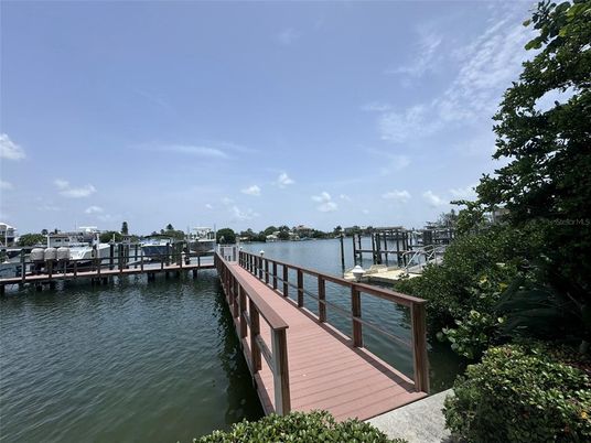 Exterior, Lake
