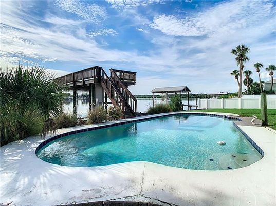 Exterior, Pool