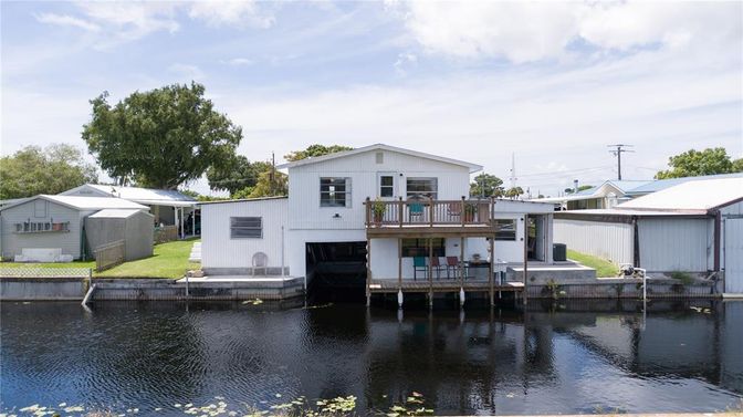 Exterior, Lake
