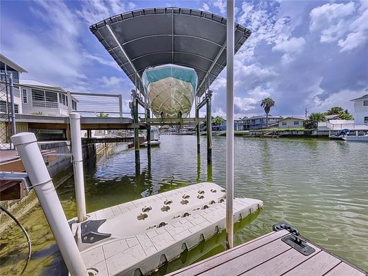 Exterior, Lake