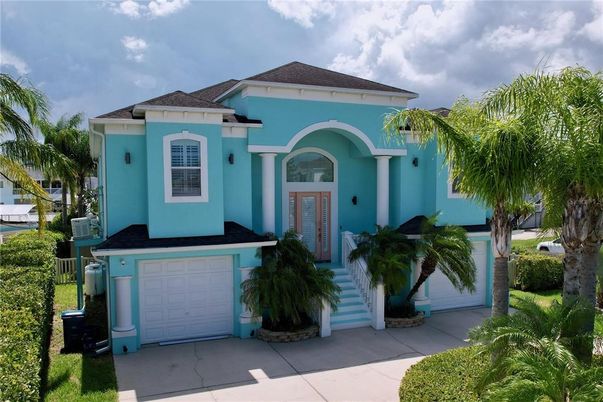 Attached, Exterior, Facade, Mediterranean
