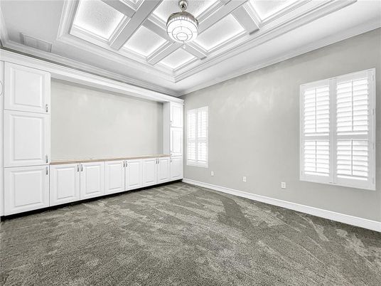 Empty room, Interior