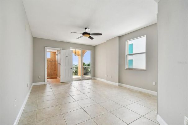 Empty room, Interior