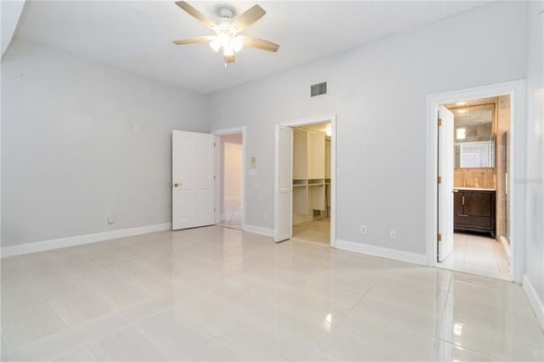 Empty room, Interior