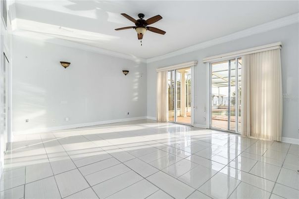 Empty room, Interior