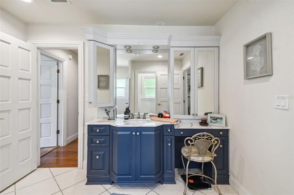 Bathroom, Interior, Recessed Lighting, Wood Texture Flooring