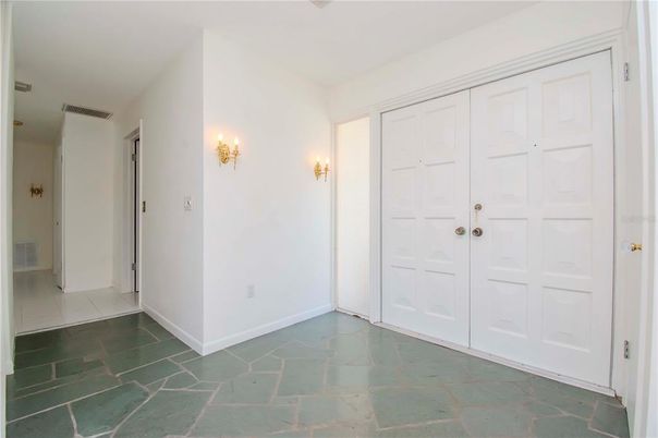 Empty room, Interior