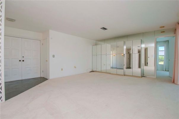 Empty room, Interior