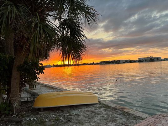 Exterior, Lake