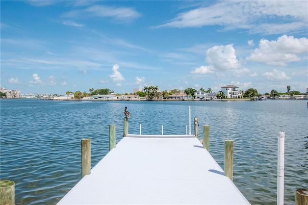 Exterior, Lake