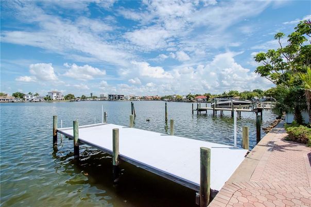 Exterior, Lake