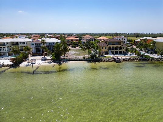 Exterior, Lake