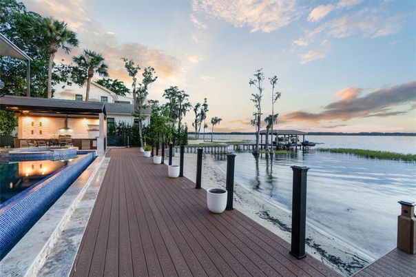 Exterior, Lake