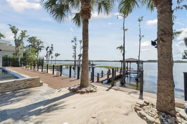 Exterior, Lake