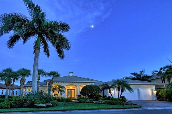 Attached, Exterior, Facade, Ranch