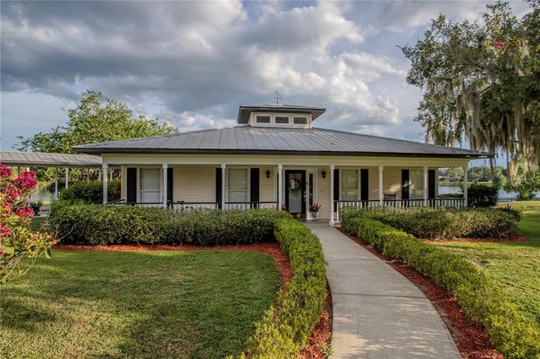 Exterior, Facade, Ranch