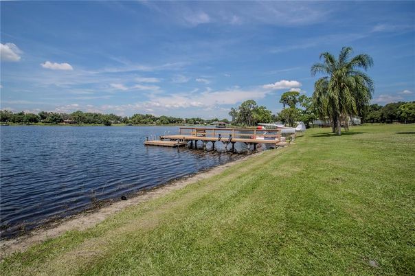 Exterior, Lake