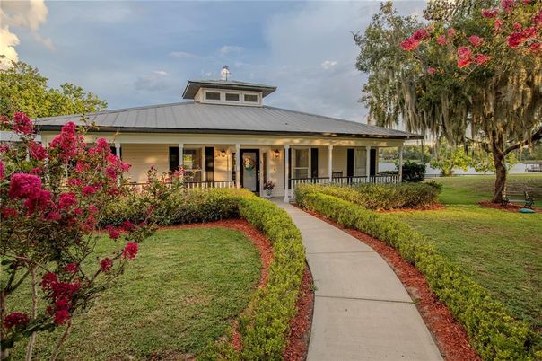 Exterior, Facade, Ranch