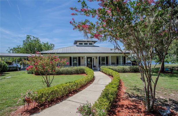 Exterior, Facade, Ranch