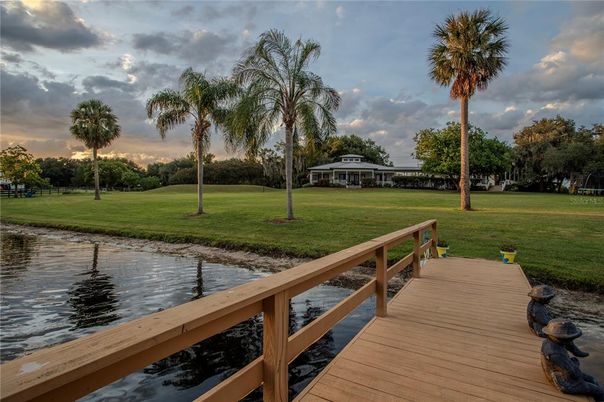 Exterior, Lake