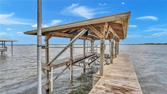 Exterior, Lake