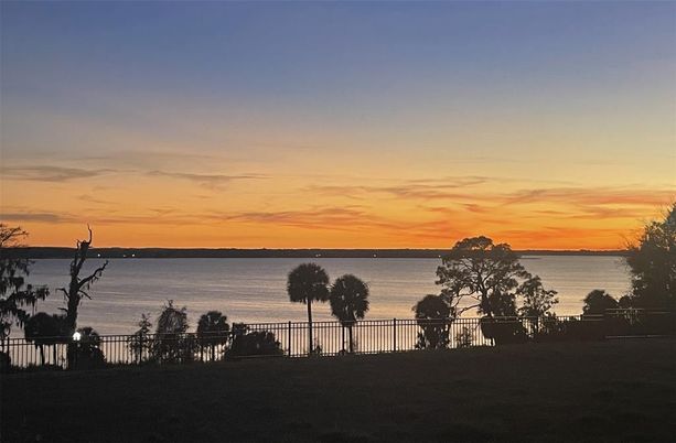 Exterior, Lake