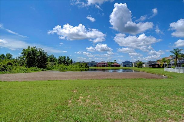 Exterior, Lake