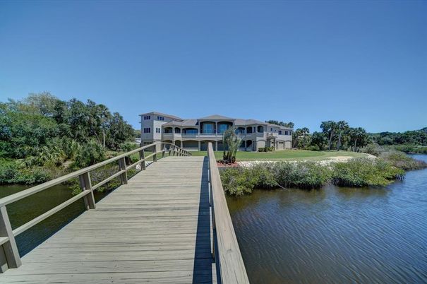 Exterior, Lake
