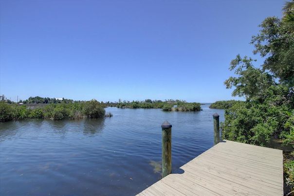 Exterior, Lake