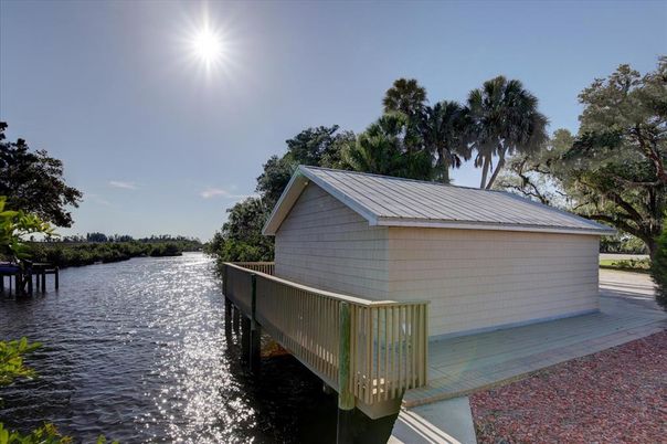 Exterior, Lake