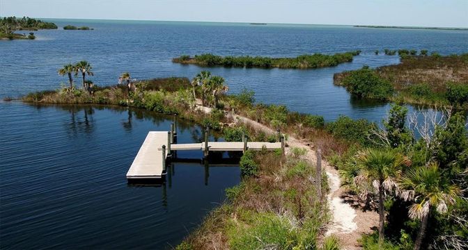 Exterior, Lake