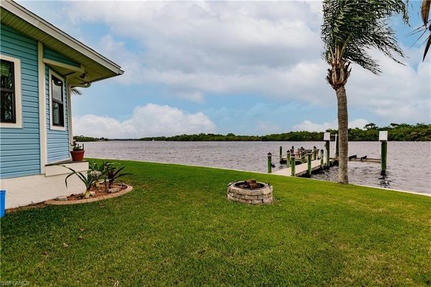 Exterior, Lake