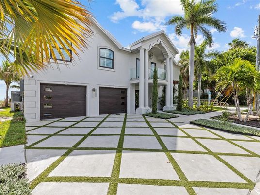 Attached, Exterior, Facade, Mediterranean