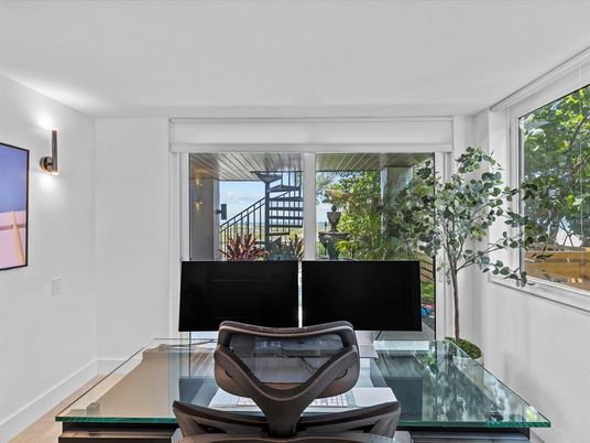 Home Office, Interior