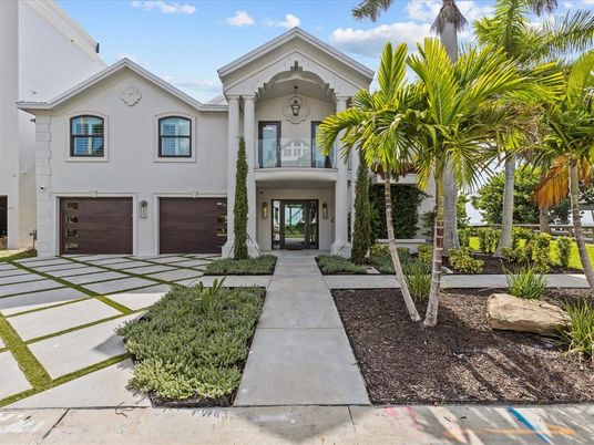 Attached, Exterior, Facade, Mediterranean