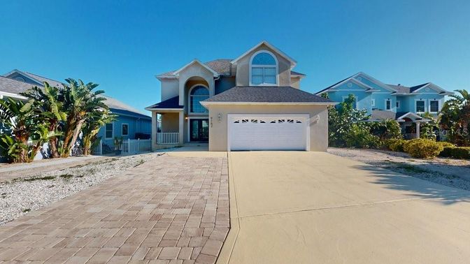 Attached, Exterior, Facade, Mediterranean