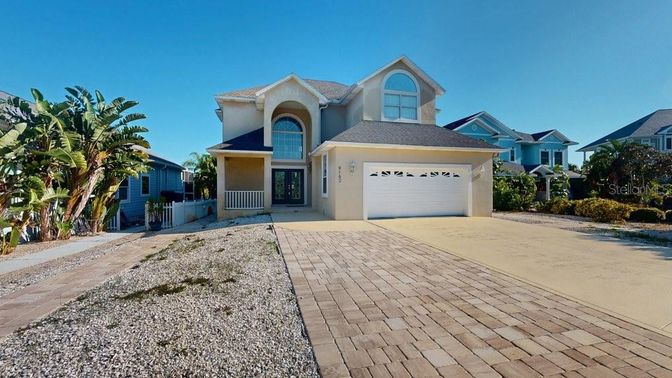 Attached, Exterior, Facade, Mediterranean